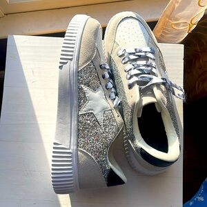 Woman’s fashion sneakers, size 11, new